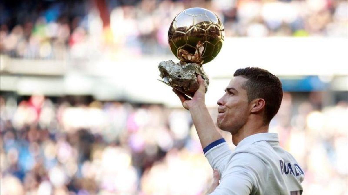 Cristiano Ronaldo ofrece el Balón de Oro al público del Bernabéu antes del encuentro ante el Granada.-REUTERS / STRINGER