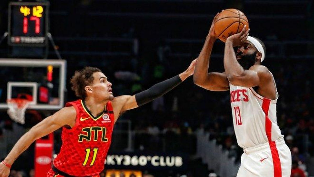James Harden lanza un tiro en el partido entre los Rockets y los Hawks.-TWITTER / BALLISLIFE