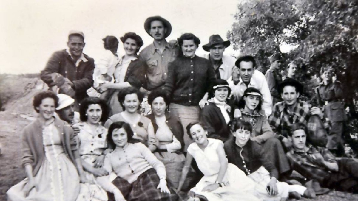 Grupo de sorianos en Valonsadero en fiestas.-