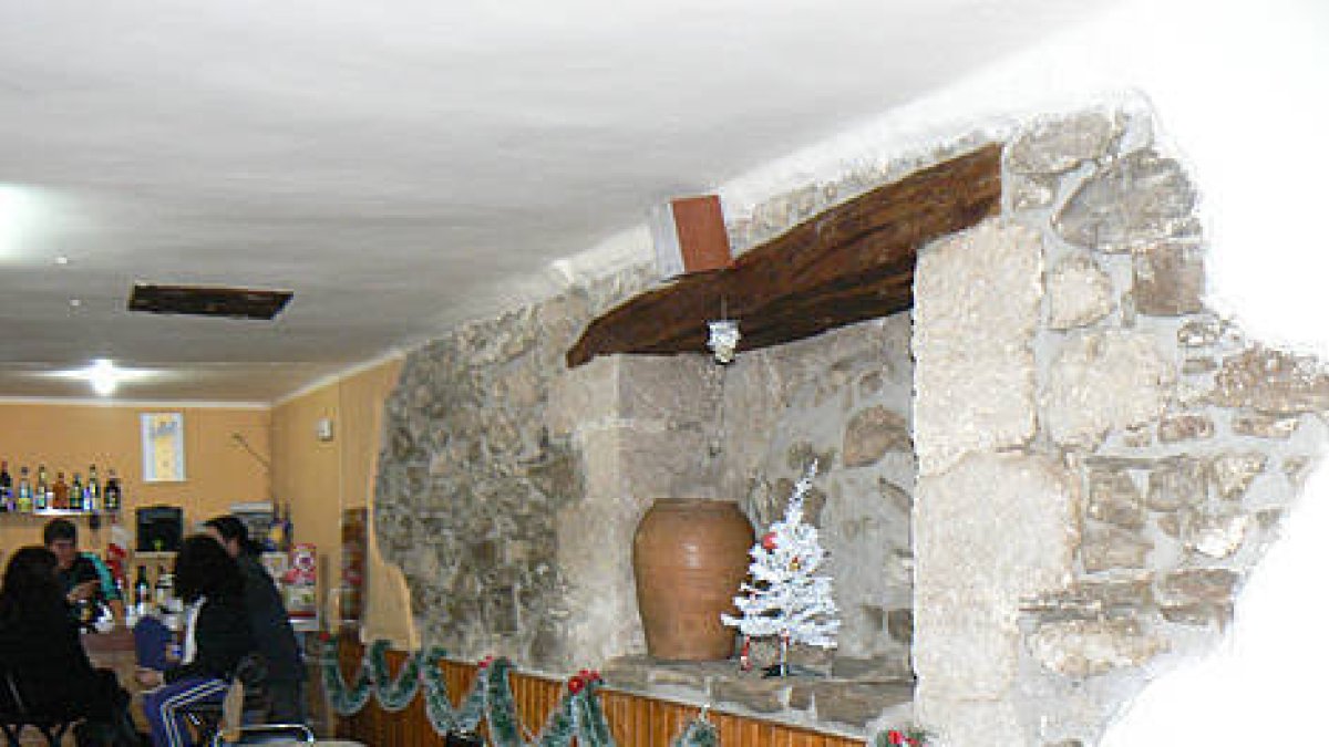 La reforma del centro ha sacado a la luz una de las paredes originales de la ermita de San Feliz. / EVA  SÁNCHEZ-