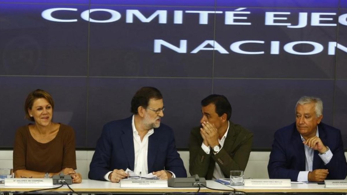 Mariano Rajoy y varios integrantes de la cúpula del PP en la reunión este miércoles del comité ejecutivo conservador.-AGUSTÍN CATALÁN