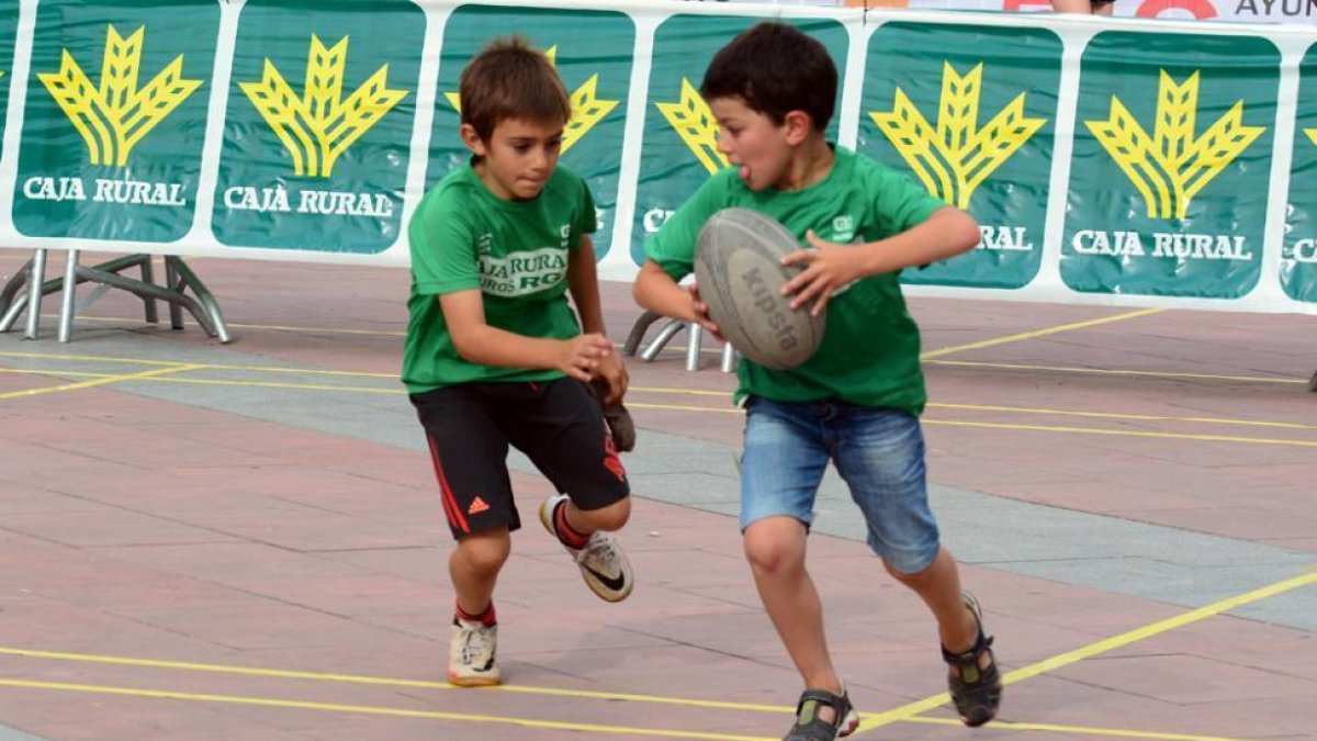 Dos niños durante la jornada de iniciación del rugby celebrada durante las Mini Olimpiadas.-ÁLVARO MARTINEZ