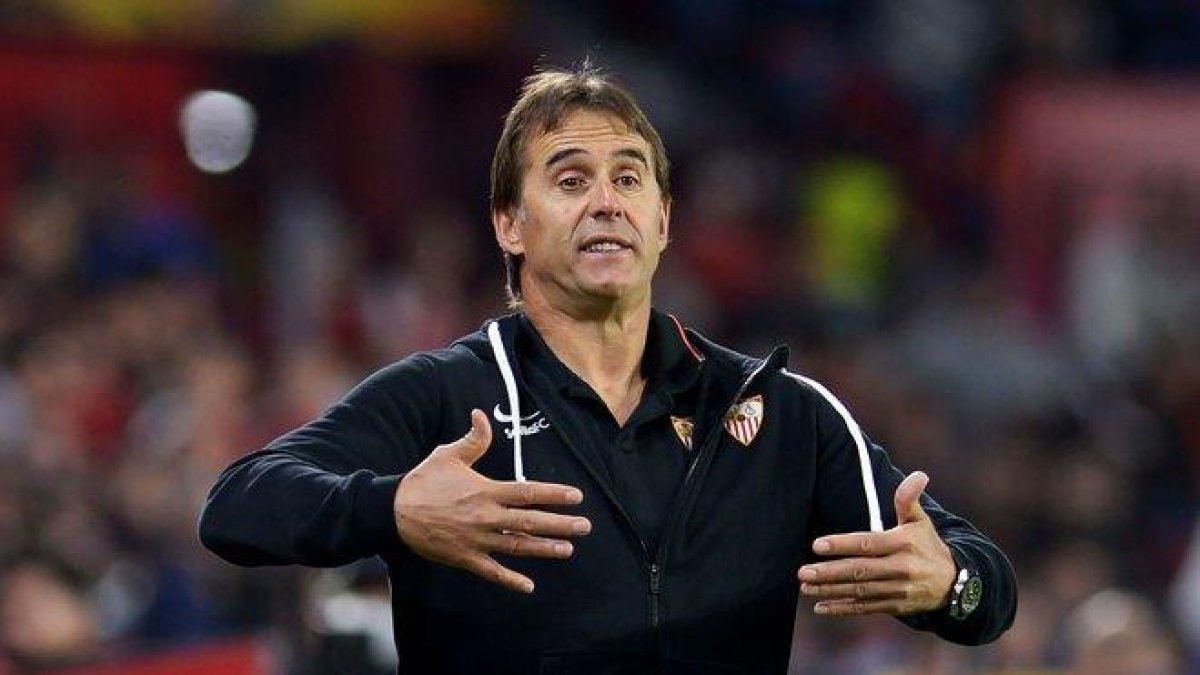 Julen Lopetegui durante un partido con el Sevilla.-AFP