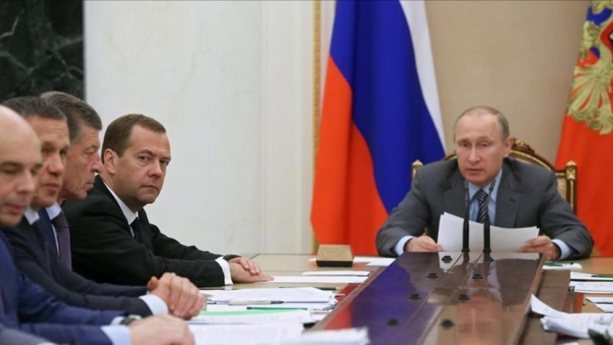Putin y el primer ministro ruso Medvedev, en una reunión para tratar la temática del dopaje en el país.-EKATERINA SHTUKINA (EFE)