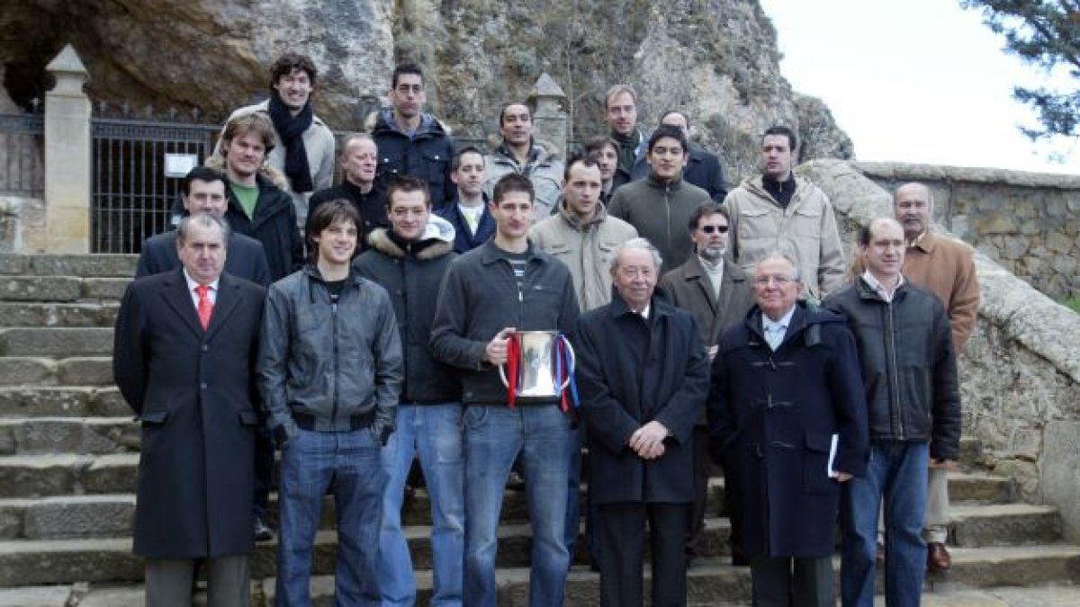 La plantilla de aquel CMA Soria que conquistaba la Copa del Rey de Teruel en 2008 en el que es el último título del voleibol soriano. HDS