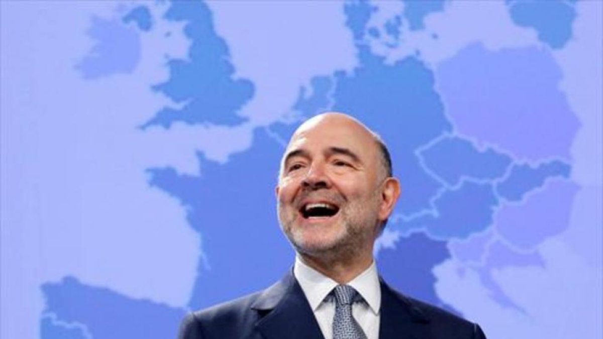 El comisario europeo de asuntos económicos, Pierre Moscovici, en una comparecencia en Bruselas.-REUTERS / FRANCOIS LENOIR