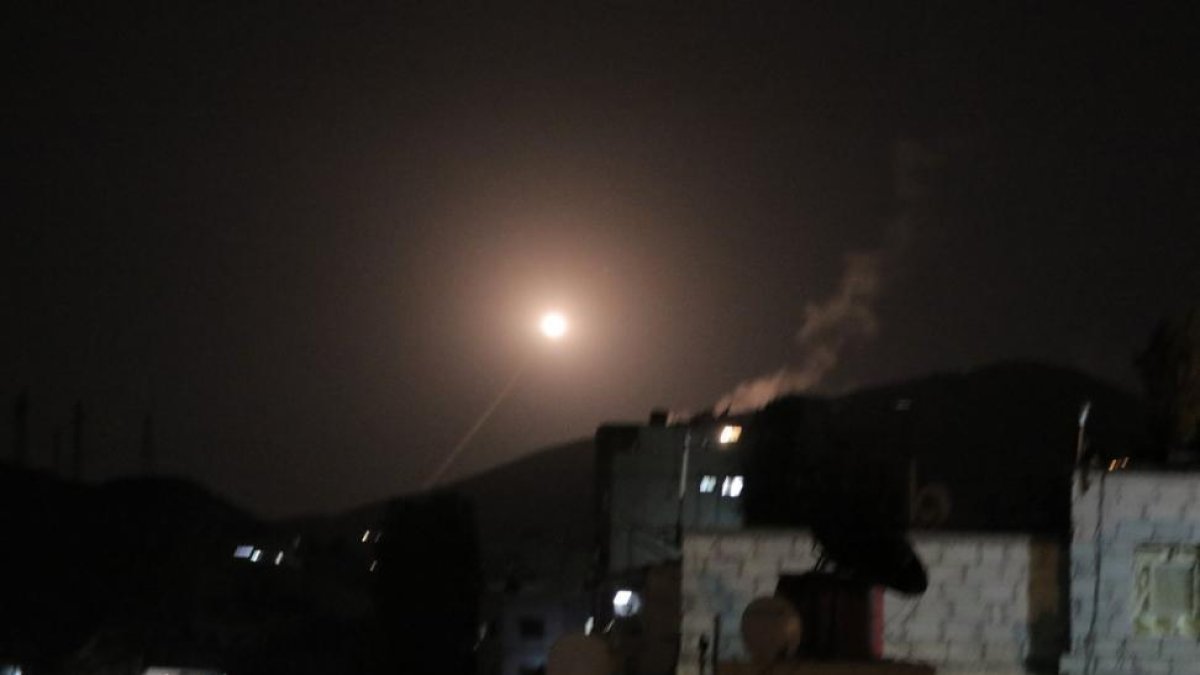 Misil lanzado desde la defensa siria responde en Damasco el ataque de EEUU, Reino Unido y Francia.-EFE