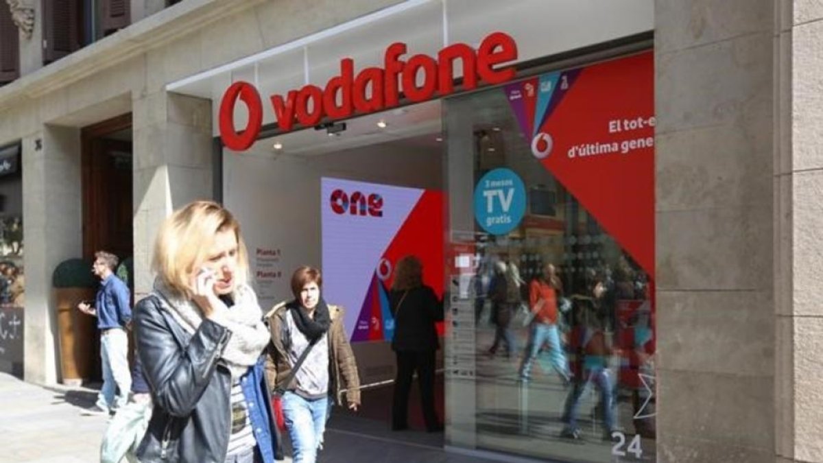 Tienda de Vodafone, en el Portal de l'Àngel de Barcelona.-DANNY CAMINAL
