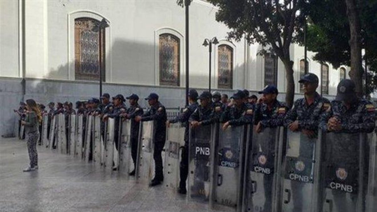 Policías impiden el acceso al Parlamento de Venezuela.-EP