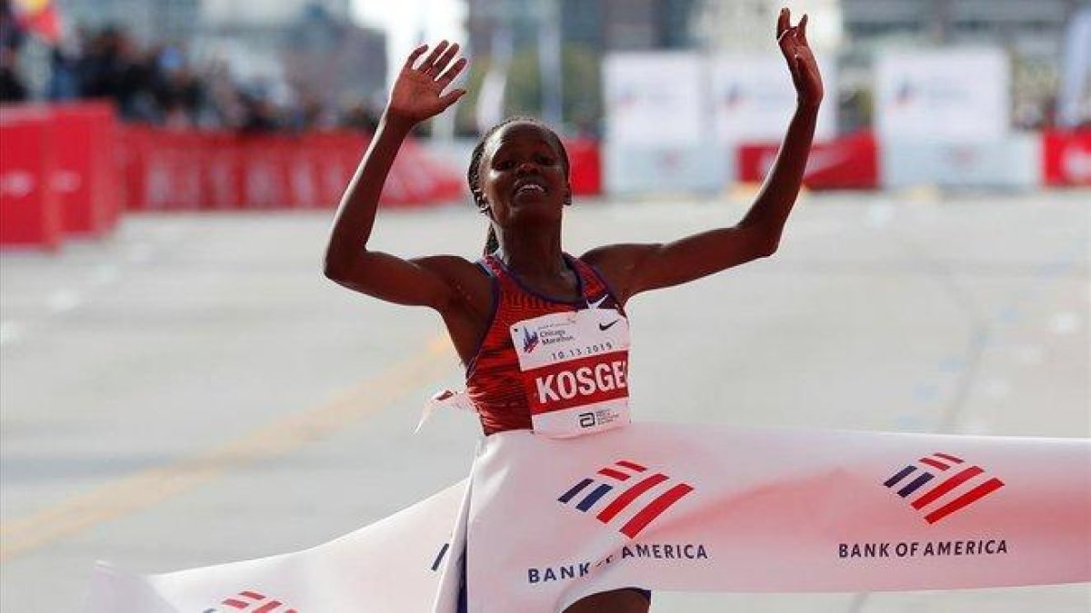 Brigid Kosgei atraviesa la meta en Chicago (EEUU) con un nuevo récord del mundo.-