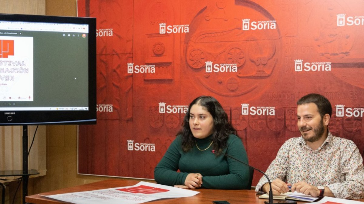 Patricia Rueda y Éder García en la presentación del Certamen de Creación Joven de Soria. HDS