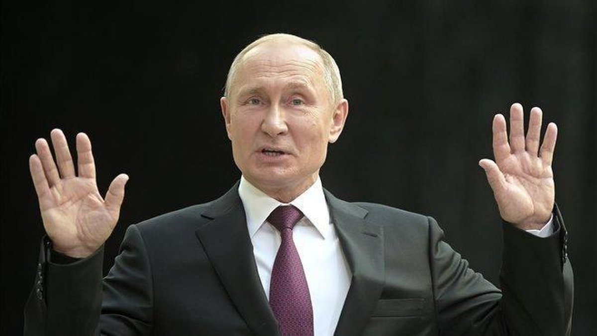 Putin durante su participación en la maratón telefónica anual.-AP / ALEXANDER ZEMILIANICHENKO