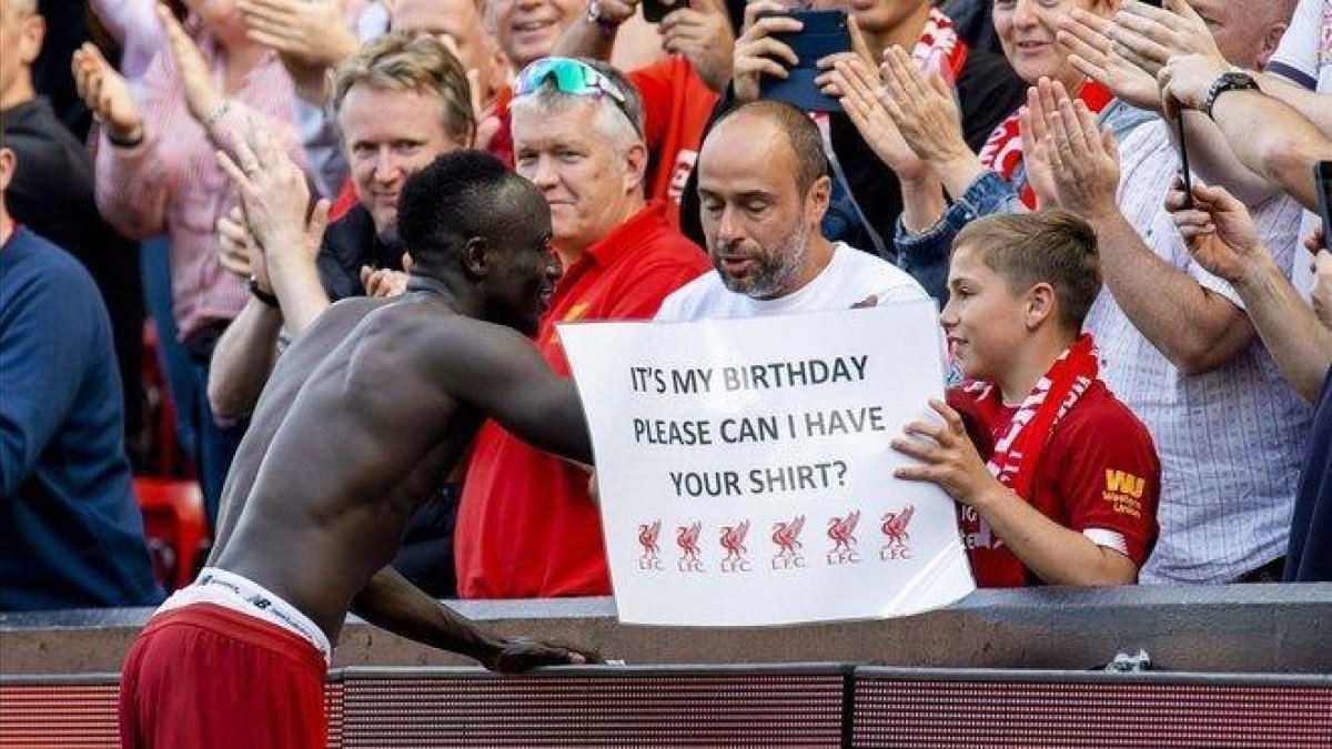 Mane regala su camiseta a un niño en Anfield tras ganar al Newcastle.-