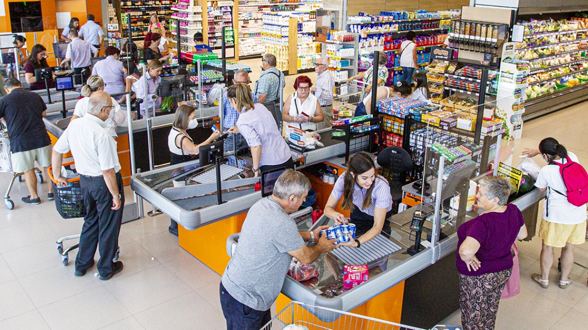 El grupo Lupa abrió ayer su nuevo supermercado en Almazán. MARIO TEJEDOR