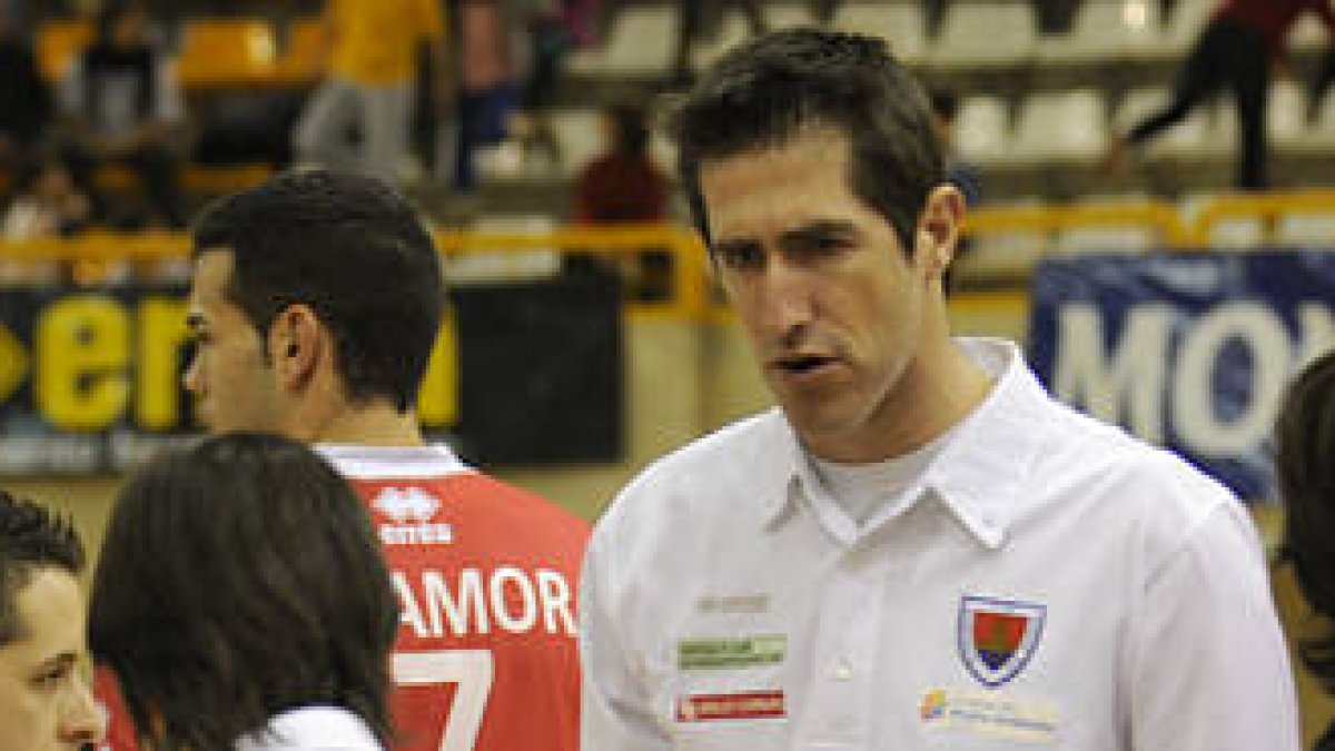 El entrenador del CMA de Soria confía en reforzar en breve el equipo. / VALENTÍN GUISANDE-