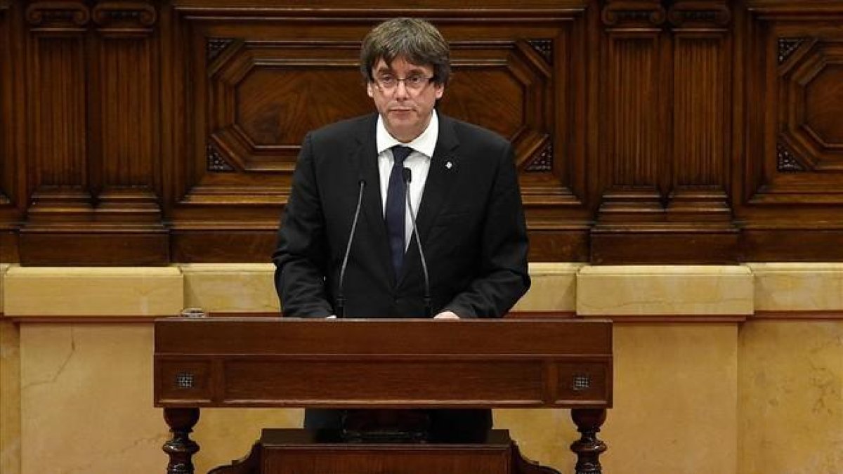 Carles Puigdemont durante su intervencion en el Parlament.-LLUIS GENE /AFP