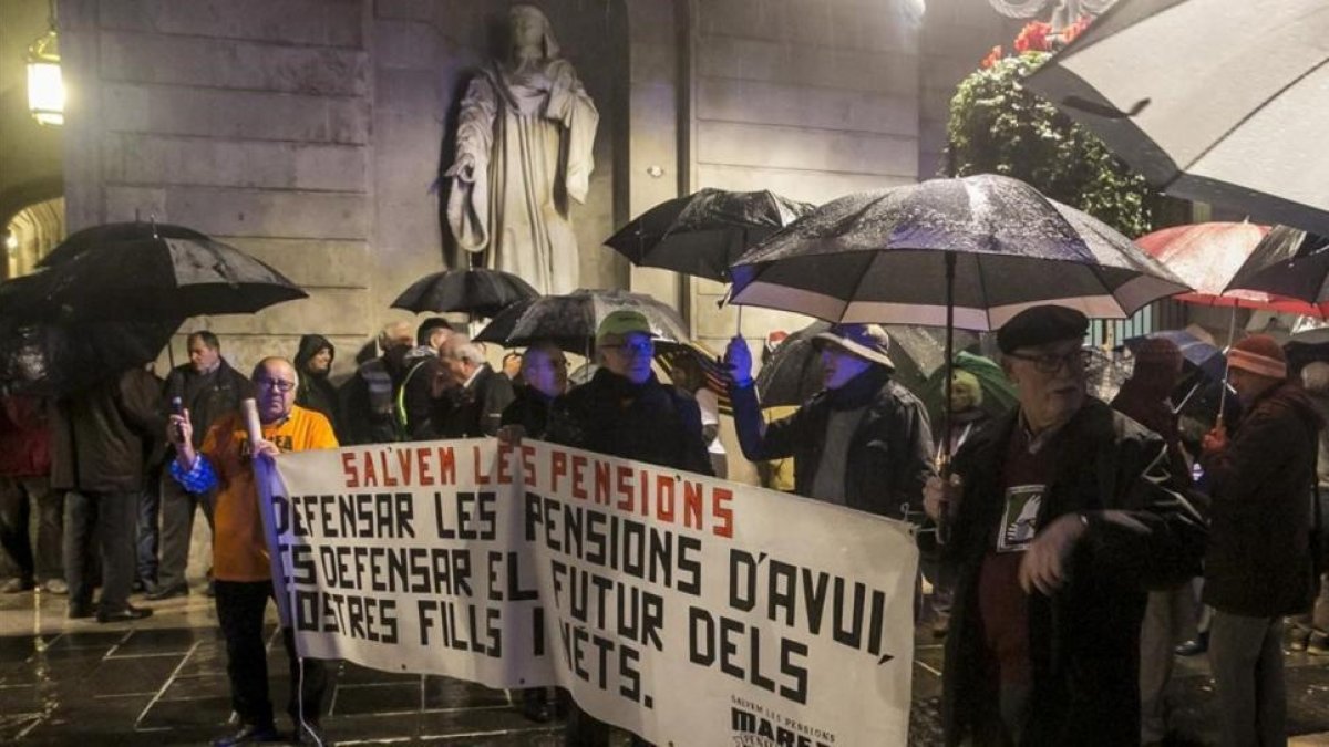 Manifestación de pensionistas en Barcelona.-/ JOAN PUIG