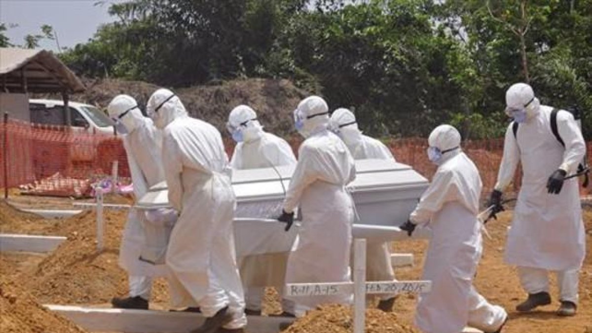 Sanitarios trasladan el cadáver de una víctima de ébola, el pasado marzo, en Monrovia (Liberia).-AP / Abbas Dulleh