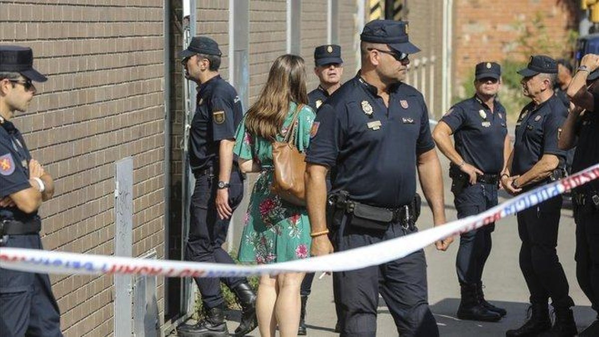 Agentes de la Policía Nacional vigilan durante un registro por orden judicial en Barcelona.-DANNY CAMINAL