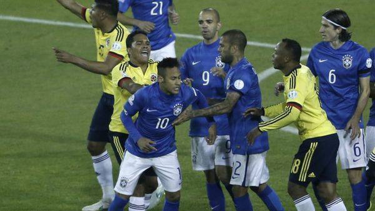 Carlos Bacca, segundo por la izquierda, empuja a Neymar, al final del partido entre Colombia y Brasil.-Foto: AP / SILVIA IZQUIERDO