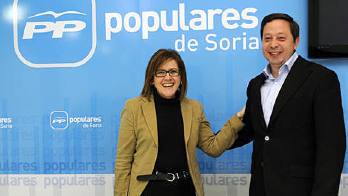 La candidata a la alcaldía por el PP de Soria, María del Mar Angulo, en la presentación de su número dos, Adolfo Sainz. / ÁLVARO MARTÍNEZ-