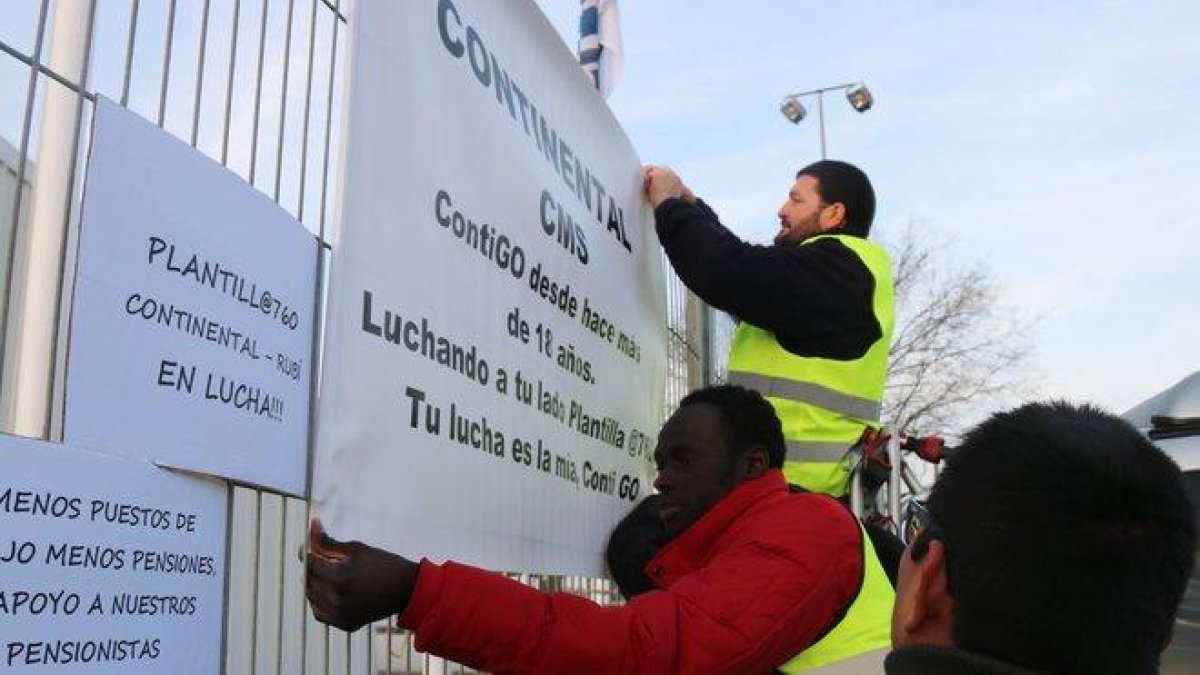 Trabajadores de la empresa Continental, en Rubí, que protestan ante el posible inicio de un ERE de hasta 760 despidos.-NORMA VIDAL