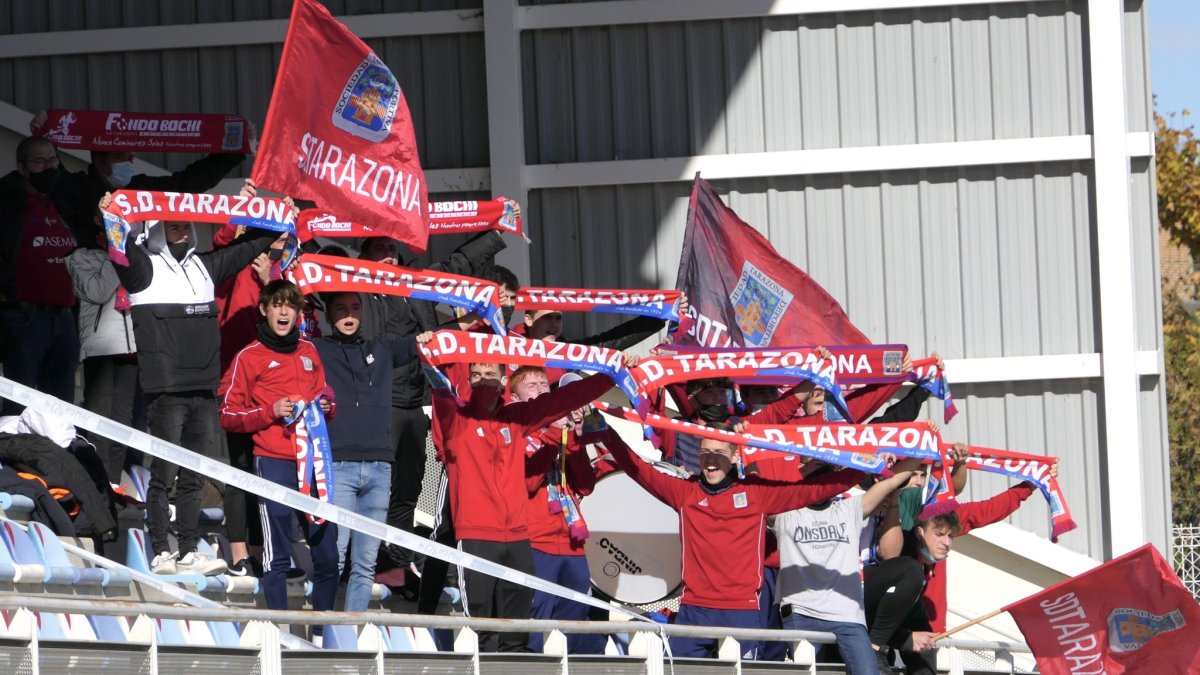 Aficionados del Tarazona en el Municipal turiasonense en un partido de esta temporada. SD Tarazona