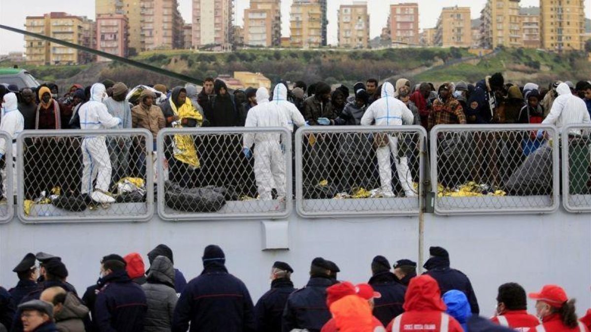 Un grupo de migrantres esperan para desembarcar a bordo de un barco de Frontex en Sicilia en una foto del febrero del 2015.-MARCELLO PATERNOSTRO (AFP)