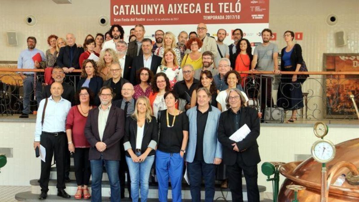 Foto de familia con los responsables de los teatros adheridos a Adetca y los responsables de las adminsitraciones.-ACN / PERE FRANCESCH