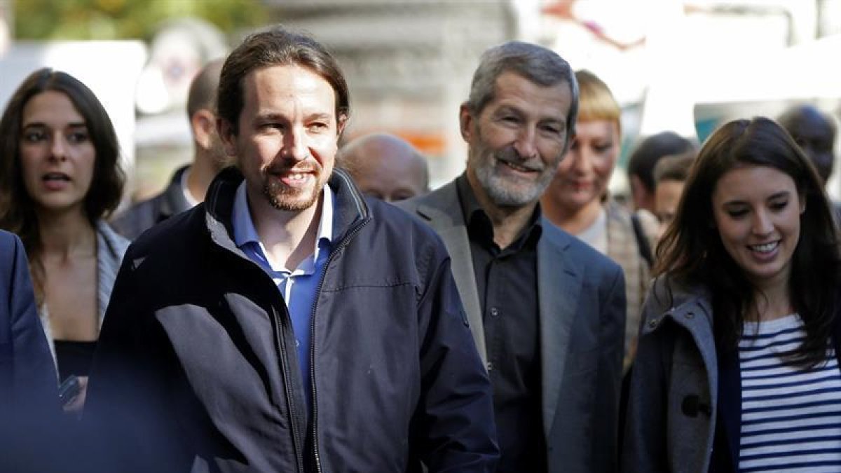 El secretario general de Podemos, Pablo Iglesias (2i), junto al exjefe del Estado Mayor de la Defensa José Julio Rodríguez (2d) a su llegada a un almuerzo informativo organizado por el Foro ABC-Deloitte hoy en Madrid.-EFE