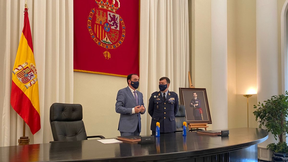 El presidente de la Diputación, Benito Serrano, y el teniente general Ignacio Benchoechea.-HDS