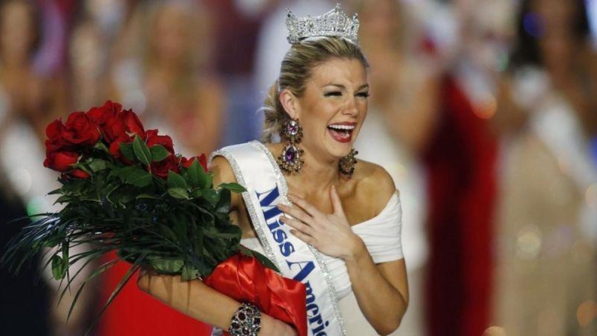 Mallory Hytes, Miss Nueva York, reacciona emocionada a su nominación como Miss América 2013.-ISAAC BREKKEN / AP
