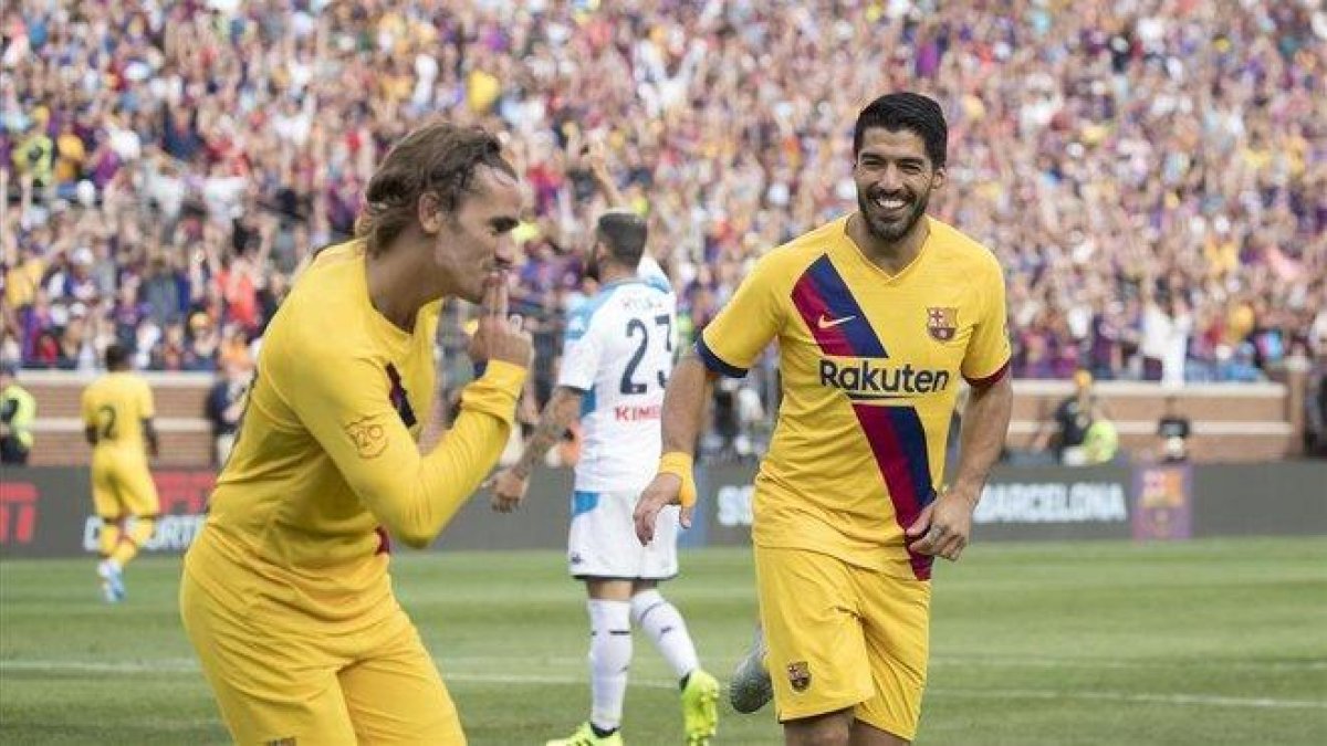 Griezmann y Suárez festejan uno de los goles azulgranas.-