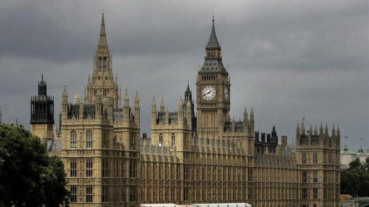 Parlamento británico en el río Támesis en Londres-KIRSTY WIGGLESWORTH (AP)
