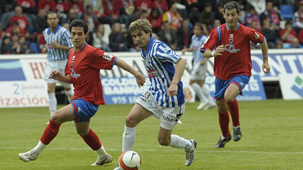 Del Pino es junto al Julio Álvarez el único jugador rojillo que vivió aquel partido ante el Alavés y sigue en la plantilla soriana. / VALENTÍN GUISANDE-