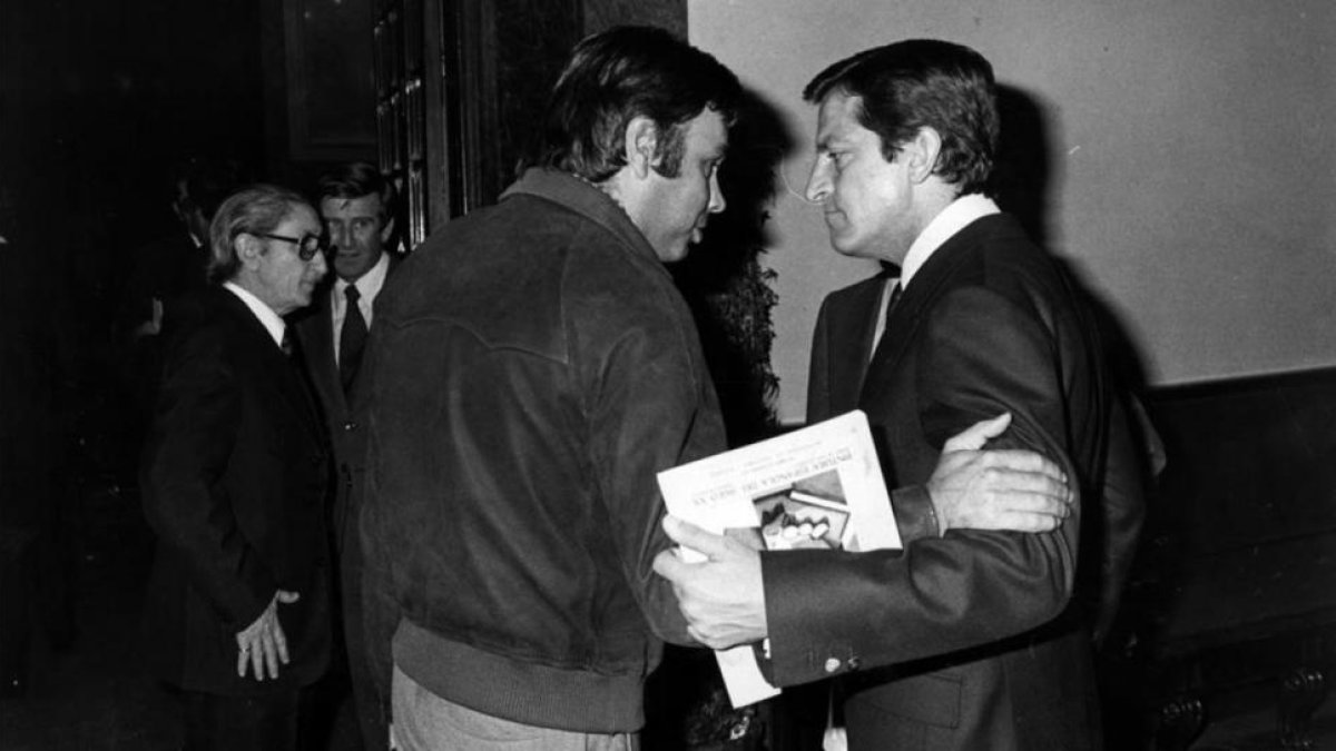 Felipe González y Adolfo Suárez conversan en los pasillos del Congreso de los Diputados, en una imagen de 1980.-ARCHIVO