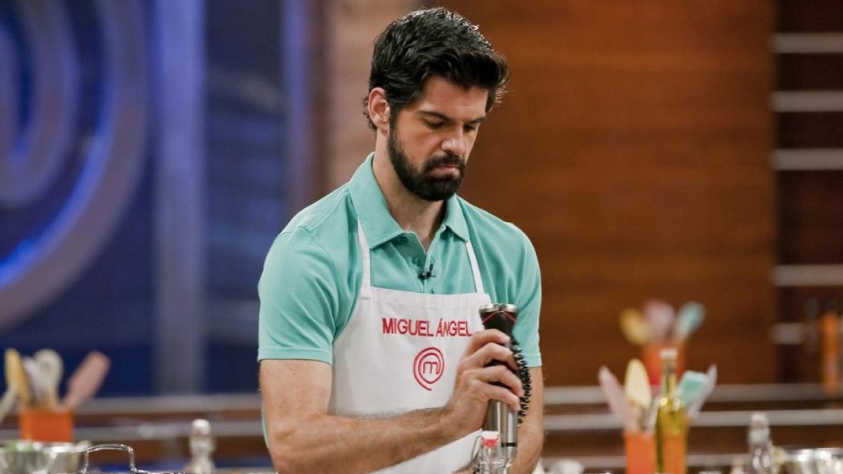 Miguel Ángel Muñoz, en plena elaboración culinaria en la final de 'Masterchef Celebrity'.-TVE