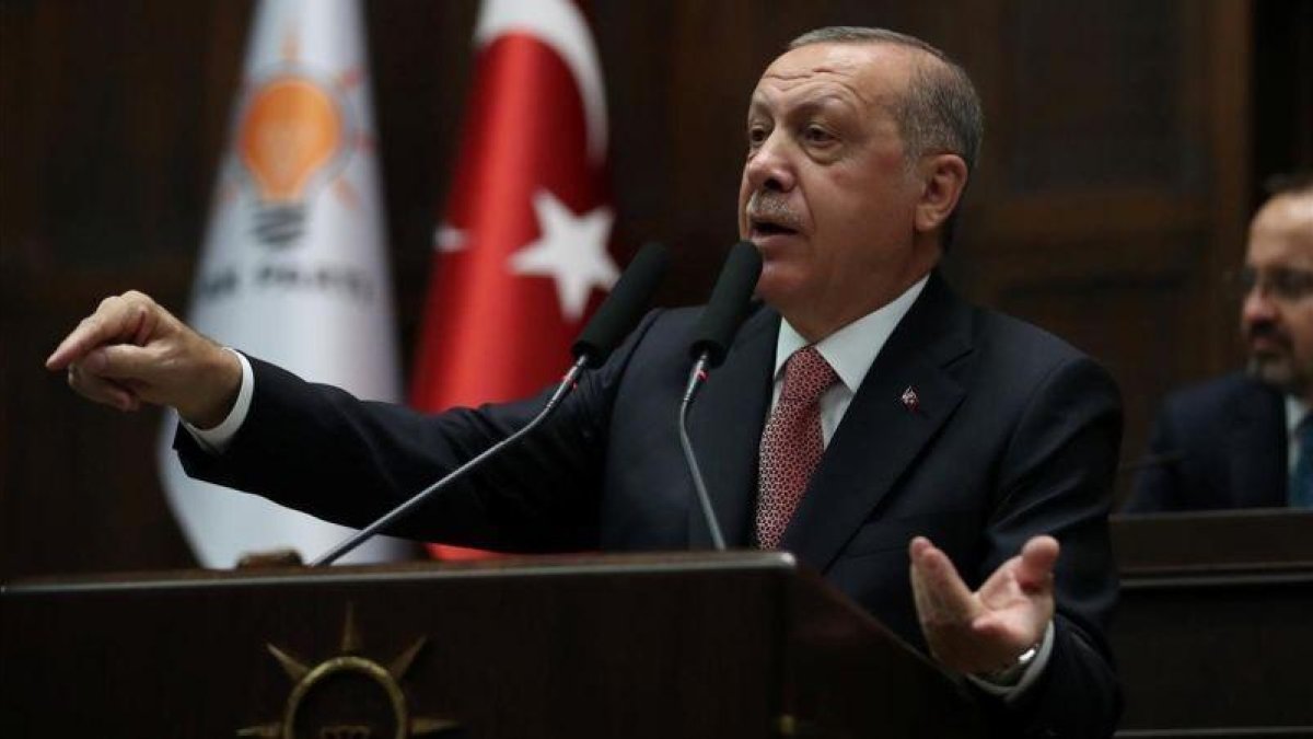 El presidente turco, Tayyip Erdogan se dirige a miembros del Parlamento durante una sesión del parlamento turco en Ankara.-UMIT BEKTAS (REUTERS)