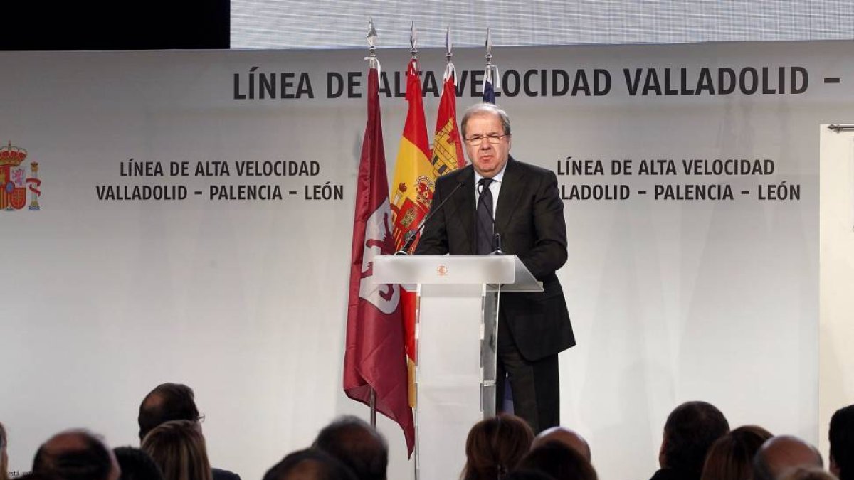 El presidente de la junta, Juan Vicente Herrera, durante su intervención en la inauguración de la línea de alta velocidad que hace el trayecto Madrid-Palencia-León-Ical