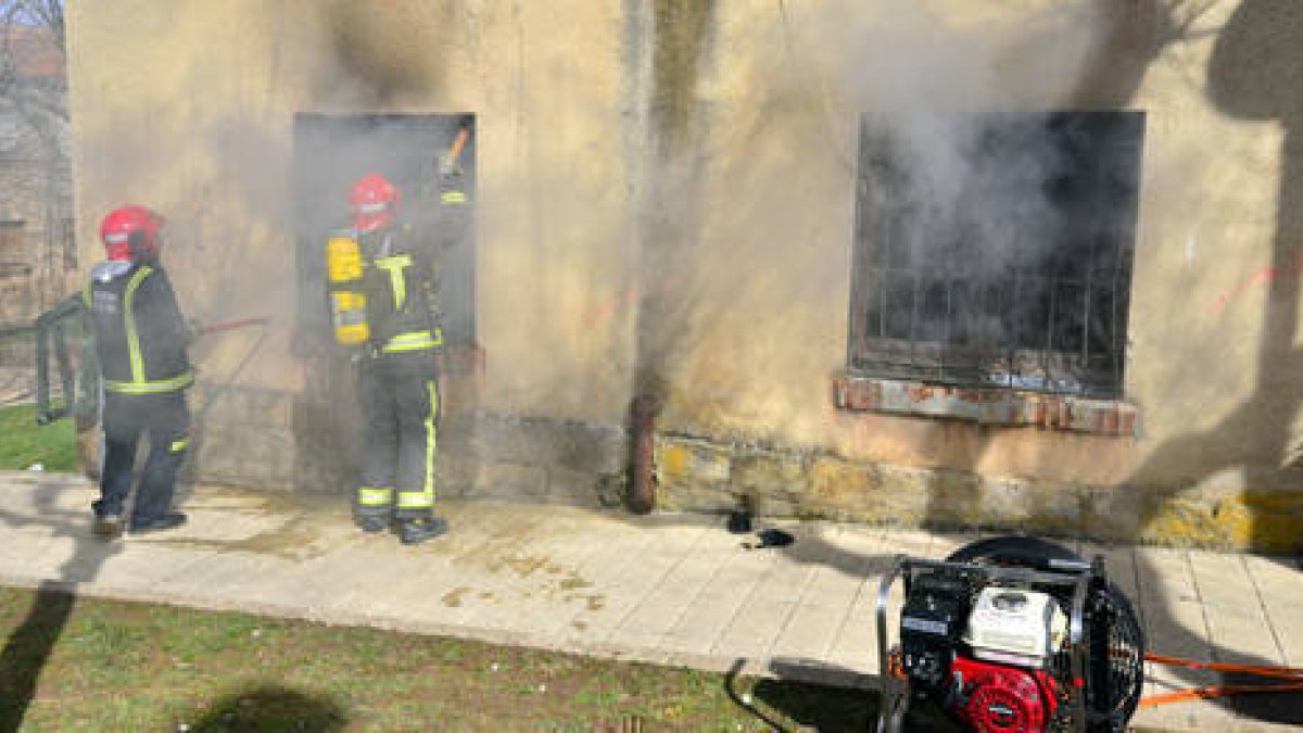 Los bomberos de Soria durante una intervención. / ÁLVARO MARTÍNEZ-