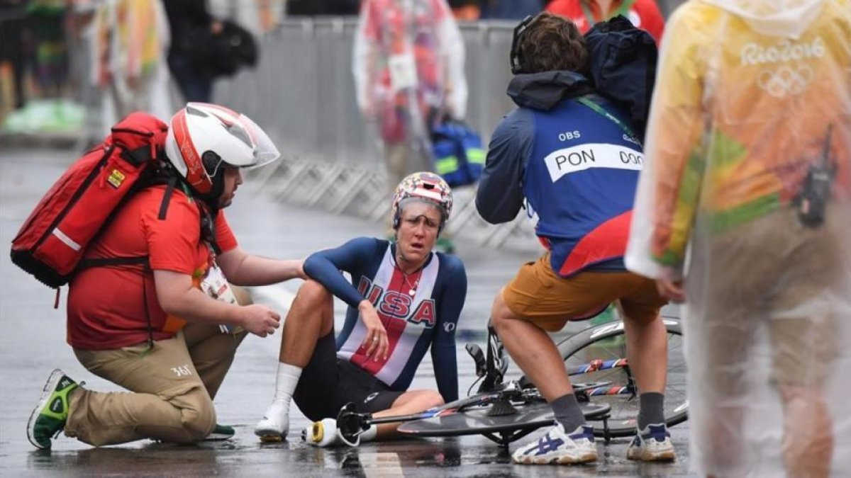 Kristin Armstrong se cayó tras cruzar la línea de meta.-AFP / ERIC FEFERBERG