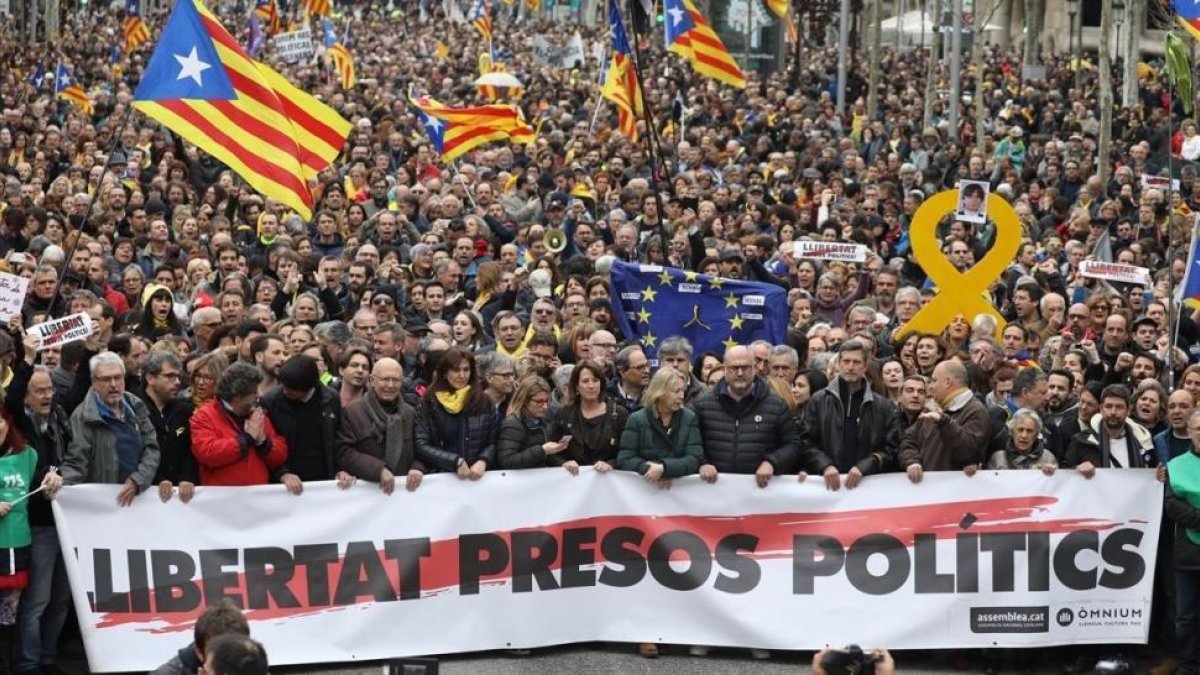 Cabecera de la manifestación de la ANC y Òmnium contra la detención de Puigdemont en Barcelona, este domingo.-ROBERT RAMOS