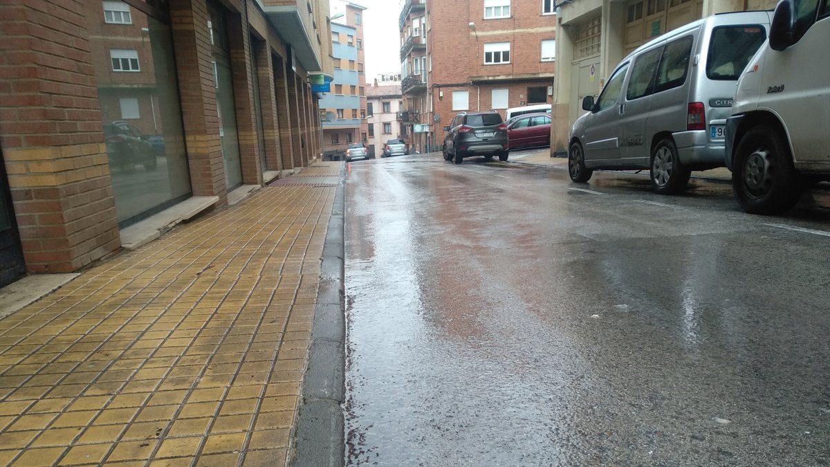Pavimento mojado en la calle Morales Contreras, de Soria.-HDS