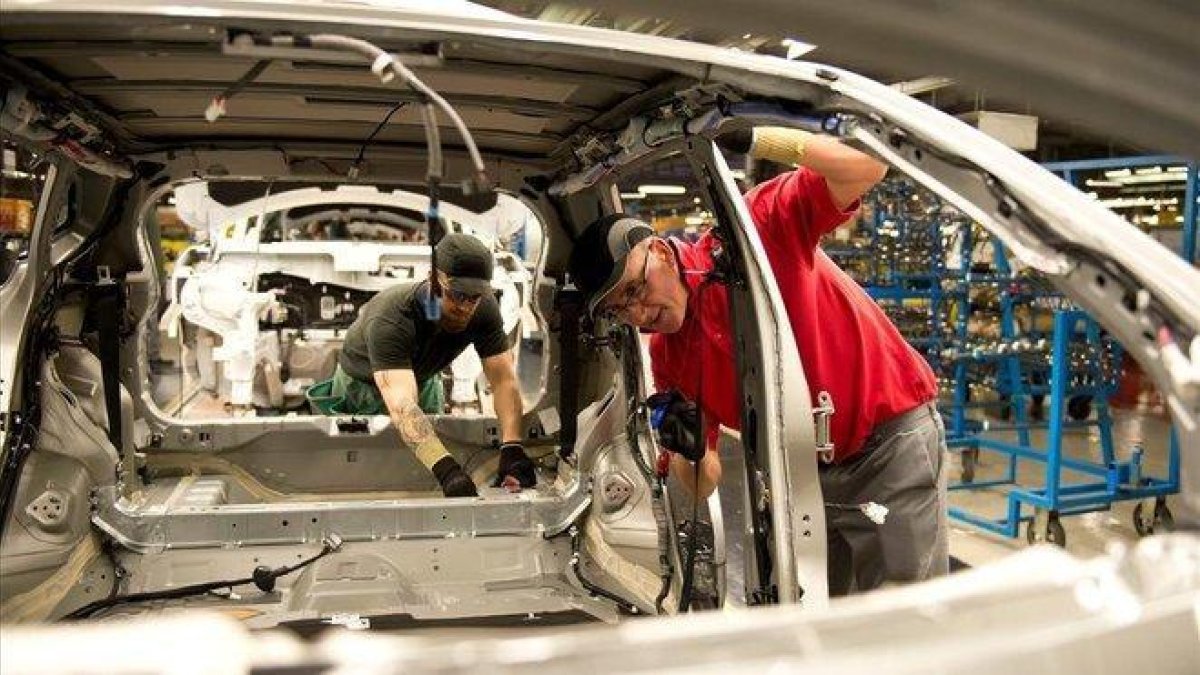 Trabajadores de Nissan de la planta de Sunderland.-AFP / OLI SCARFF