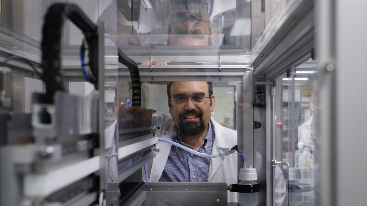 El científico salmantino Manuel Fuentes con una de las máquinas que forman parte del proyecto. ENRIQUE CARRASCAL