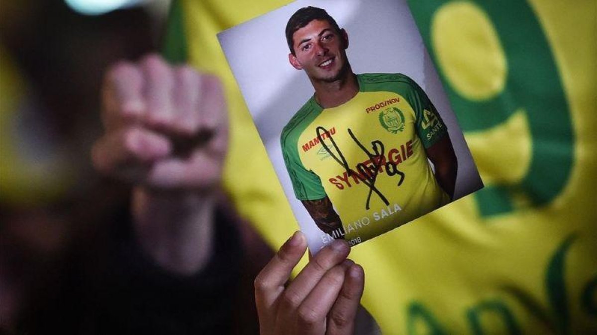 Un aficionado del Nantes con una fotografía de Emiliano Sala.-AFP