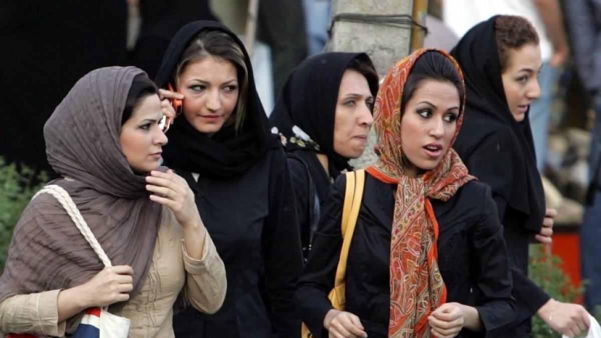 Mujeres iranís en una calle de la capital, Teherán, y llevando el velo.-AFP / ATTA KENARE