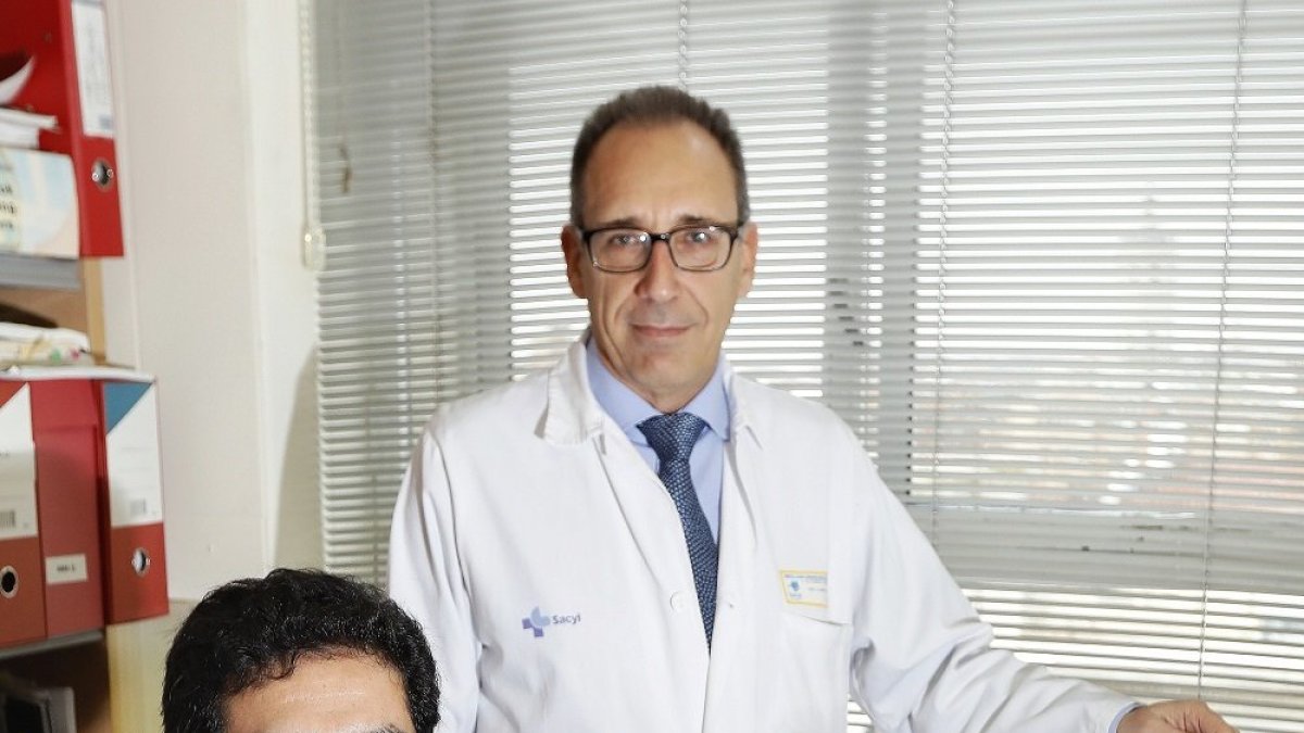 Dos investigadores en la Facultad de Medicina de la Universidad de Valladolid. J. M. LOSTAU