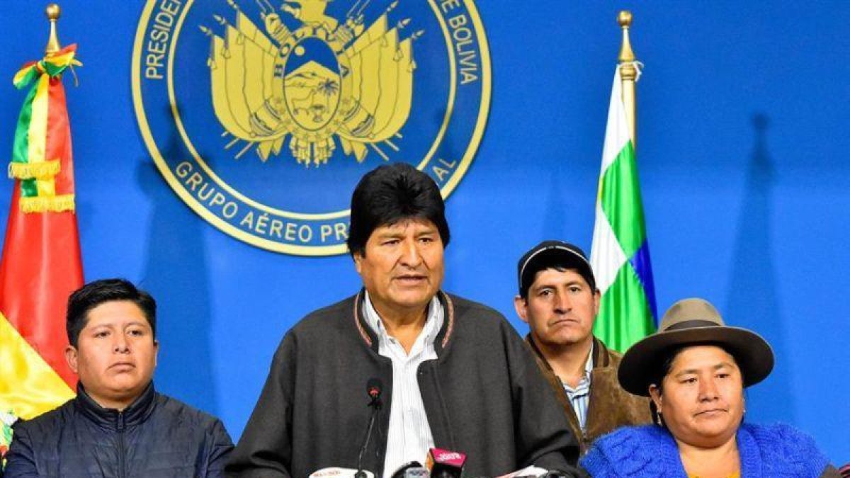 El presidente de Bolivia, Evo Morales (2-i), habla durante una breve comparecencia este domingo en el hangar presidencial de El Alto (Bolivia).-EFE