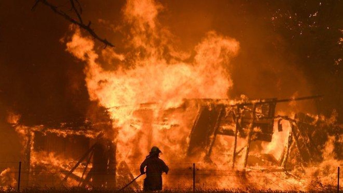 Cientos de bomberos luchan contra los incendios forestales en Australia.-EFE